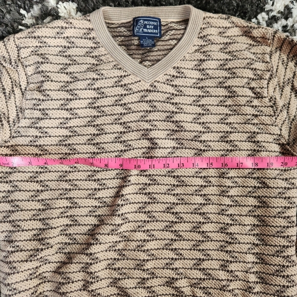 Cute sweater! - Picture 4 of 5